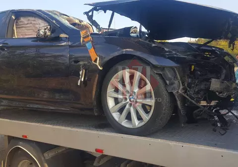 VIDEO/ A zburat cu BMW-ul peste parapeți și a intrat într-o autoutilitară. Doi bărbaţi au murit și un adolescent e în spital
