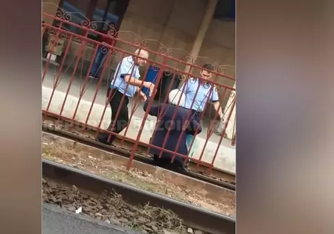 Bătrân fără picioare, blocat între șinele de tren în Buzău. Imagini emoționante cu operațiunea de salvare