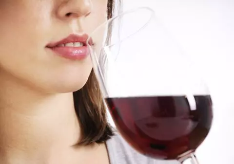 Dacă te înroșești la față când bei alcool, oprește-te chiar acum!