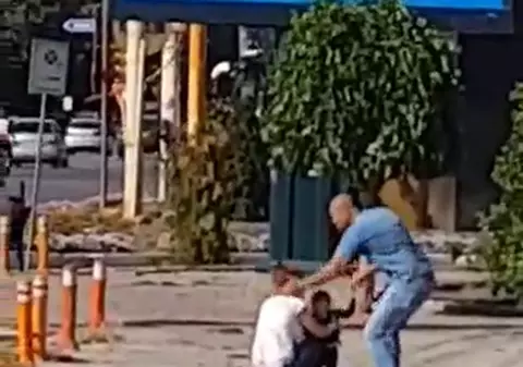 Femeie cu un copil în brațe, bătută la Constanța. Scene violente în plină stradă