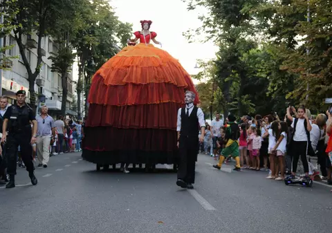 GALRIE FOTO/ Strada s-a transformat în scenă! Monștri și balerine uriașe la cazinoul din Constanța