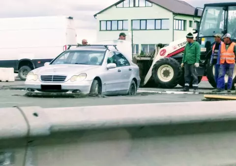 Mașină blocată în beton pe Centura Capitalei. Tronsonul a fost inaugurat în urmă cu trei săptămăni