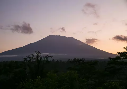Alertă pe insula Bali din cauza unui vulcan. Peste 10.000 de oameni au fost evacuați