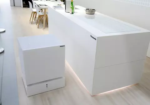 IFA 2017. Panasonic a realizat un mini-frigider care se plimbă prin casă pentru a te servi cu băuturi reci și mâncare. Poate căra și farfuriile - VIDEO