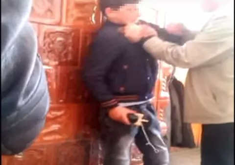 Profesor filmat în timp ce bate un elev în județul Neamț. „Te fac bucăți, te duci cu capul sub braț acasă!”