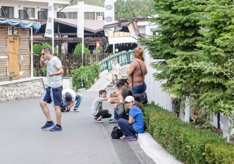 FOTO & VIDEO | Refugiați cazați în Satul de Vacanță din Mamaia. Stau în Casa Dobrogeană și au voie să-și caute de lucru. Cât plătește statul român pentru ei?
