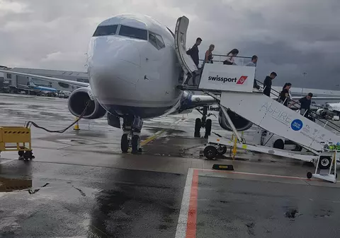 Români blocați pe aeroportul din Birmingham, Marea Britanie. Așteaptă de ore bune să decoleze