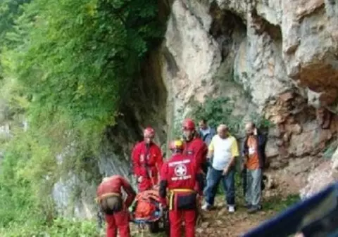 UPDATE: Turista căzută într-o râpă din Munții Bucegi, recuperată de salvamontiști