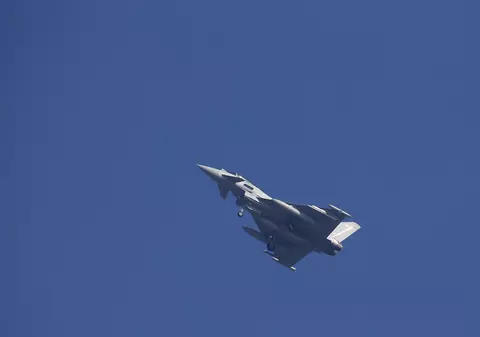 VIDEO| Un avion de vânătoare s-a prăbușit în mare sub privirile spectatorilor aflați la un show aviatic