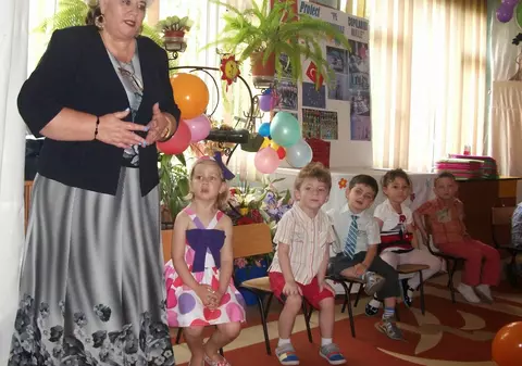 Viață de dascăl în România:  Iese la pensie, dar nu a primit salariile restante din 2011