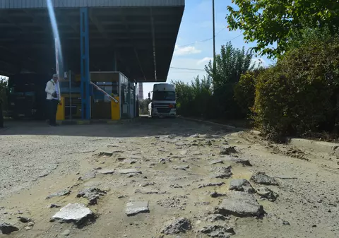 REPORTAJ/ Vama Albița, principala poartă de intrare în UE, arată ca după bombardament (FOTO&VIDEO)