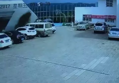 VIDEO | Zece mașini aflate într-o parcare au fost complet distruse, după ce un perete a căzut peste ele