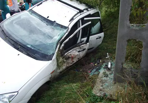 Accident în drum spre nuntă, în județul Bistrița-Năsăud. Patru tinere au fost rănite