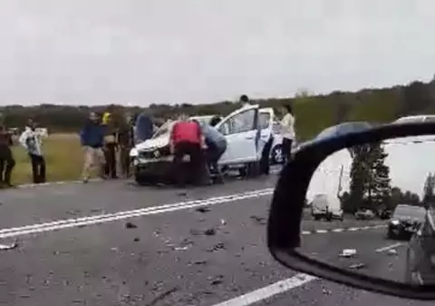 O mamă și copilul ei, răniți într-un accident pe DN1, în Potigrafu. Traficul îngreunat din cauza carambolului cu trei mașini