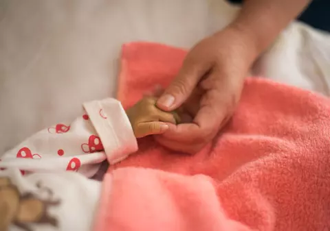 Acuzații grave la Slatina. Un copil a făcut o alergie gravă la leucoplastul cu care medicii i-au fixat branula