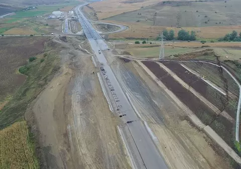 Alunecare de teren pe Autostrada Sebeș-Turda. Inaugurarea drumului, pusă sub semnul întrebării | VIDEO