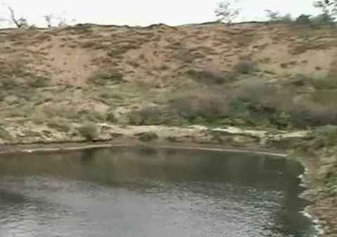 Satul blestemat din Galați: După sute de cutremure, inundaţii şi alunecări de teren, o apă neagră îi îngrozește pe localnici. Misterul “gurii iadului”