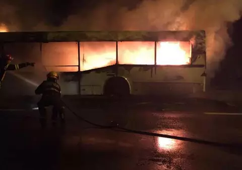 Un autobuz cu muncitori a luat foc la Arad. Coșmar în drum spre serviciu