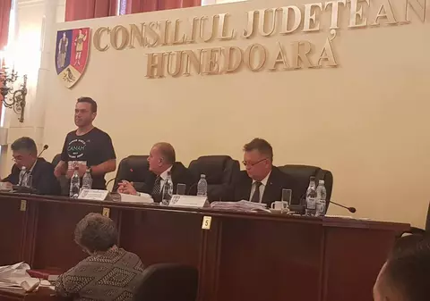 Avram Iancu a primit titlul de „cetățean de onoare” al județului Hunedoara, după ce a parcurs Dunărea înot. CJ Hunedoara a uitat să-l invite la ceremonie