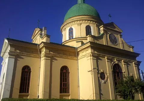 Uu bărbat din Roman a amenințat că se sinucide. S-a urcat în chiloți pe acoperișul bisericii