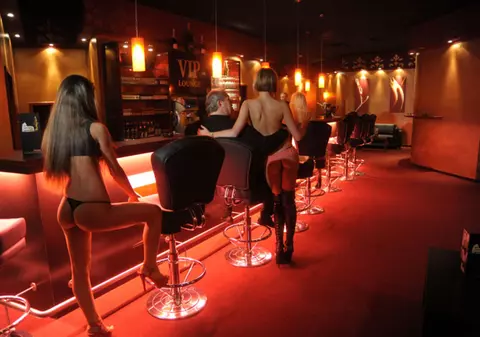 Bordel lângă sediul Guvernului, sub forma unui salon de masaj erotic. "Te vei simți relaxat, incitat, răsfățat"