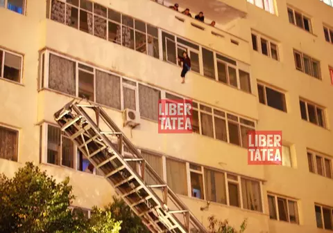 UPDATE: GALERIE FOTO/ Operațiune dramatică de salvare a femeii care amenința că se aruncă de la etajul al cincilea al unui bloc din Buzău