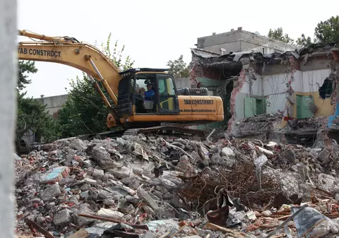 GALERIE FOTO| A început demolarea clădirii unde a funcționat fosta maternitate din Buzău aproape jumătate de secol