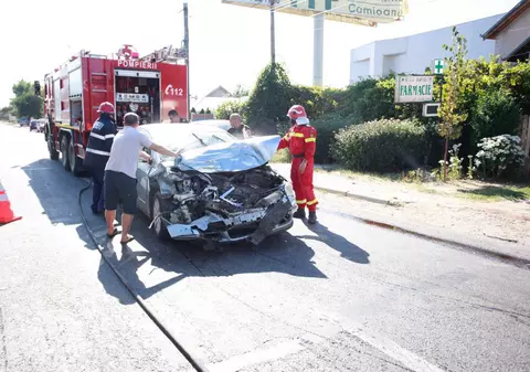 Accident grav pe DN 2 E 85, la Mărăcineni, în județul Buzău. Un VW Passat a lovit frontal un microbuz intrând sub el din cauza impactului violent/GALERIE FOTO