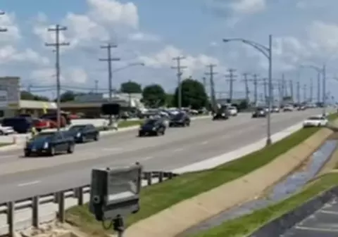 VIDEO| Incident neobișnuit în timp ce coloana oficială a lui Trump trecea printr-un oraș din Missouri
