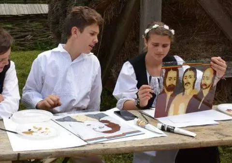 Copiii, învățați prin pictură să iubească tradițiile. Fac icoane pe sticlă și portrete ale personalităților din istoria și cultura României