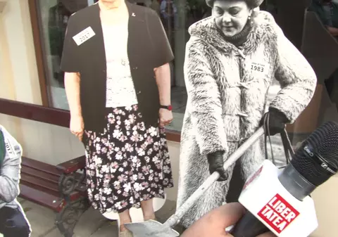 VIDEO/ Ipostaze din comunism. Povestea din spatele pozei cu ”diriga” în palton și cu poșeta pe mână care dă la lopată