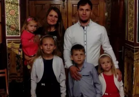 A crescut pe străzi, dar acum are o familie superbă și o casă pe măsură