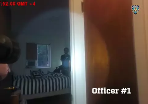 VIDEO| Imagini șocante surprinse de polițiști în timp ce au împușcat mortal un bărbat