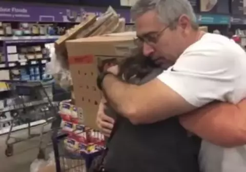 Gestul făcut de un bărbat într-un supermarket din Florida a emoționat o femeie până la lacrimi