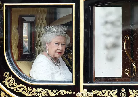 Nu o să-ți vină să crezi cât bea pe zi Regina Elisabeta a II-a