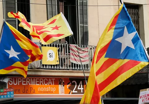 Criză în Spania | Madridul cere Cataloniei să organizeze alegeri anticipate pentru a depăși criza