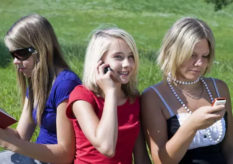 În România, familiile dau, lunar, în medie 4.05 de lei pe educație și 90,71 de lei pe telefonia mobilă