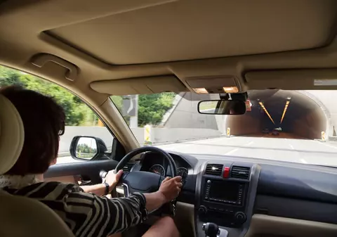 Banc: Salut, vecine! Nu am mai văzut-o de mult pe soția ta, v-ați despărțit?