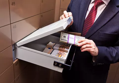 EXCLUSIV / Comisar-șef din poliție, suspectat că și-a pus colegii să facă împrumuturi la bănci pentru el