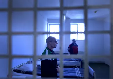 Crimă în Penitenciarul din Târgu Mureș! Hoțul asasin, care și-a sugrumat colegul de celulă, declarație șocantă: ”Moșul a căzut din pat!”