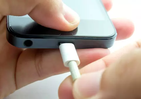 Cum să-ți încarci telefonul mai repede. Există o soluţie foarte simplă