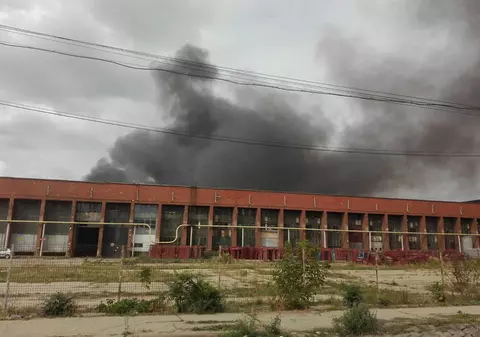 FOTO&VIDEO/ Incendiul care a distrus o hală de băuturi alcoolice de pe Bulevardul 1 Decembrie a fost stins