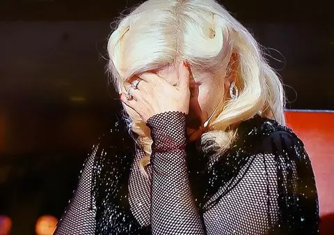 Loredana, în lacrimi la Vocea României. Adriana Ciobanu a învins leucemia, iar acum merge în cârje, dar a demonstrat că doar vocea contează. “Incredibil!!!"