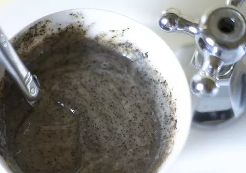 Masca cu cafea te ajută să arăți ca la 18 ani. Uite cât de simplu se prepară