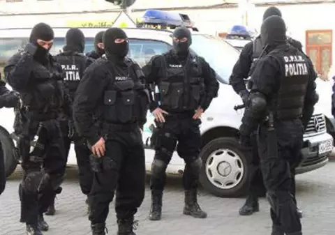 Polițist bătut în Sibiu. Un pădurar i-a rupt uniforma și i-a luat arma