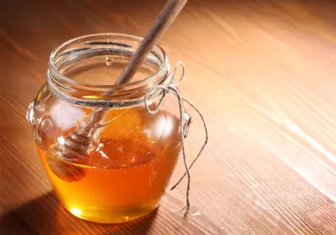 Apel la Bruxelles pentru combaterea fenomenului mierii contrafăcute; Daciana Sârbu vrea ca doar produsele cu 100% miere să fie etichetate sub acest nume