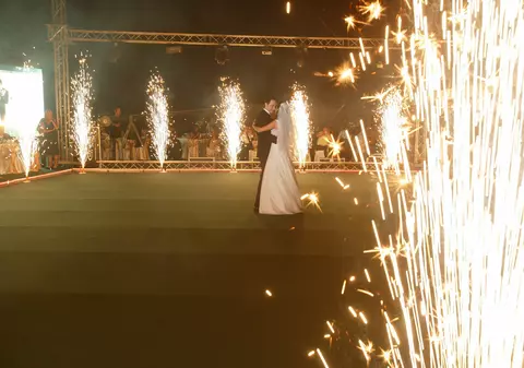 Cele mai tari ipostaze de la nunțile vedetelor. Vezi care a fost mireasa mai mult goală și ce cântăreț a avut tort cu gloanțe