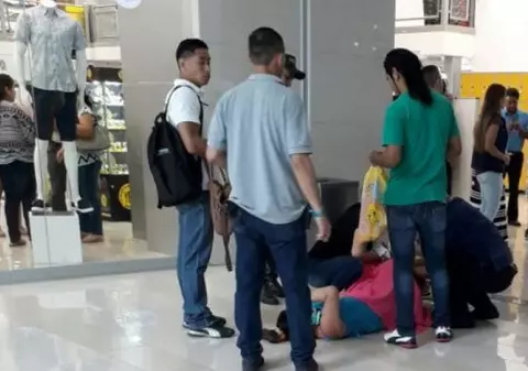 O femeie a născut într-un centru comercial, unde se afla la cumpăraturi. Ea a fost ajutată de un medic ORL