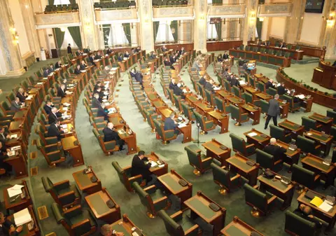 Senatul a adoptat Ordonanța de modificare a Codului Fiscal, care cuprinde trecerea contribuțiilor la angajat și reducerea impozitului la 10%