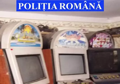FOTO & VIDEO | Percheziții la proprietarii de păcănele din Rădăuți. Polițiștii au confiscat zeci de aparate tip slot-machine, pe lângă alcool și țigări de contrabandă